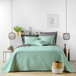 Couvre-lit 220 x 240 cm en microfibre unie ROMANE Sauge + 2 housses de coussin 60 x 60 cm