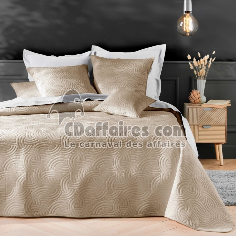 Couvre-lit 240x260 cm + 2 housses de coussin 60x60 cm &ndash; Velours uni matelass&eacute; SOLANGE Beige