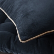Coussin déhoussable 45 x 45 cm velours de coton césar minuit Bleu foncé, image n° 2